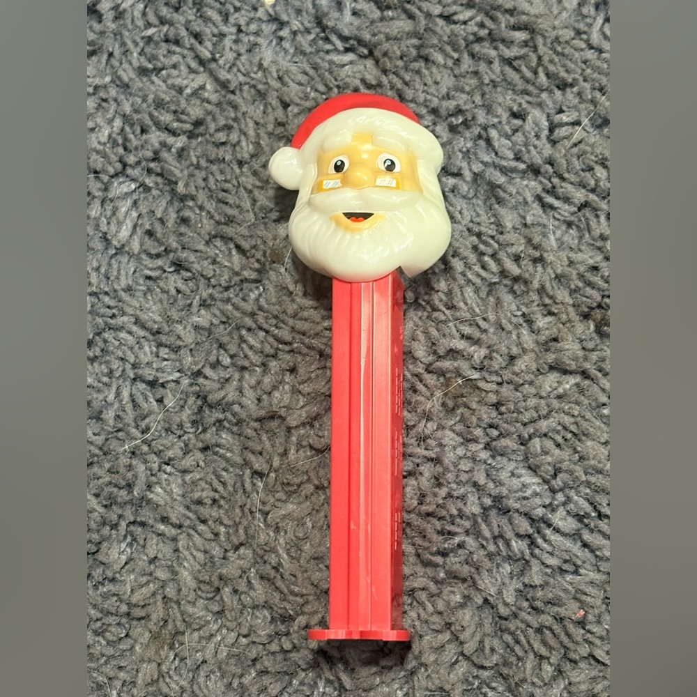 NWOT collectible red and white Santa PEZ dispenser